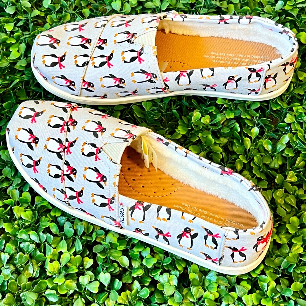 NWOT Youth girls size 4 Toms Holiday Penguin slip on sneakers.